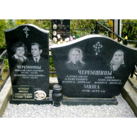 Семейный памятник для четверых из карельского габбро диабаза, <br />
