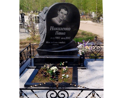 Памятник на могилу сыну со Скорбящей матерью