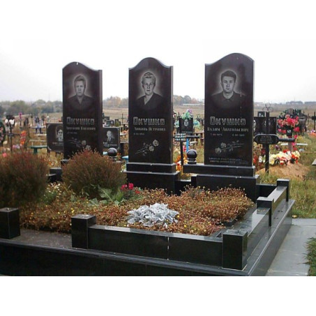 Семейный памятник для троих из карельского габбро диабаза, <br />
