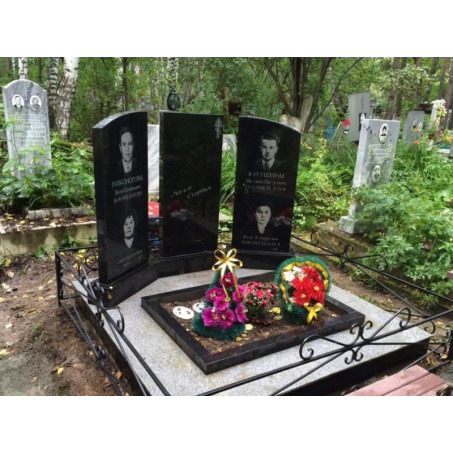 Семейный памятник для четверых из карельского габбро диабаза, <br />
